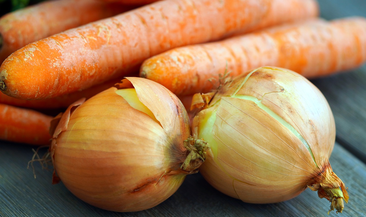 Onions Carrots Vegetables Food  - matthiasboeckel / Pixabay