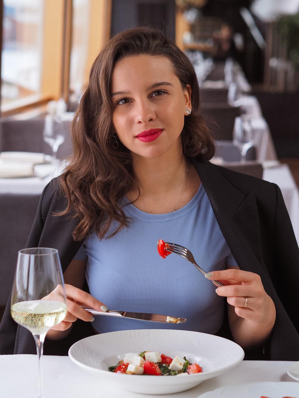 Woman Salad Restaurant Dining  - NadinShlyueva / Pixabay