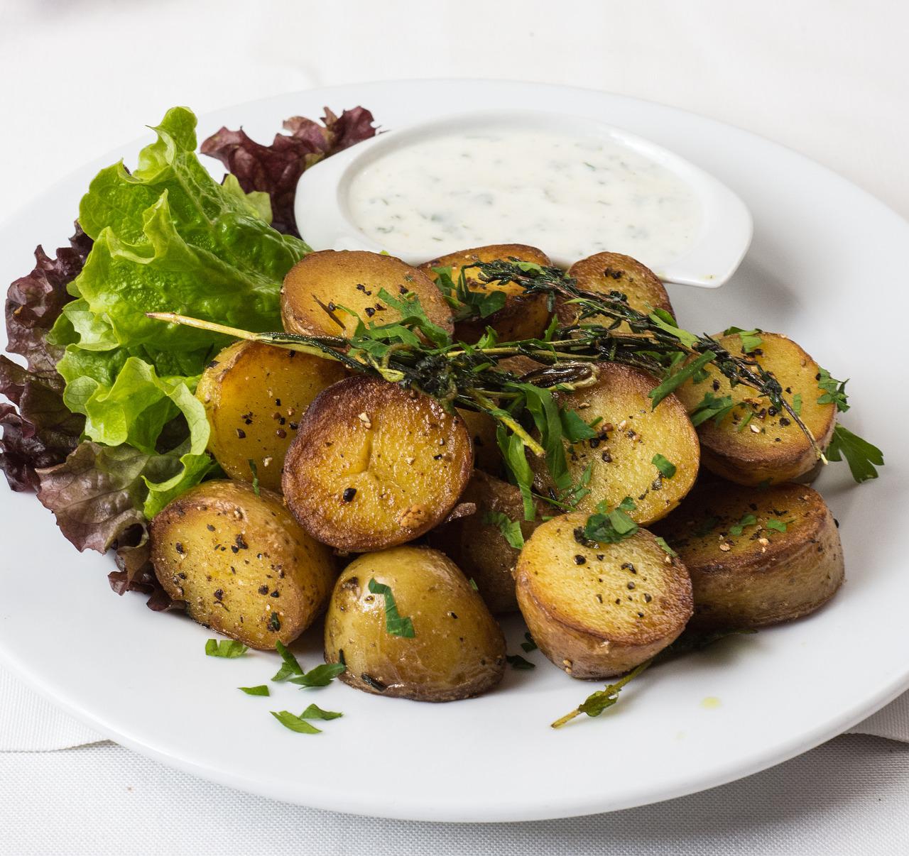 Baked Potatoes Gourmet Garlick Sauce  - Anestiev / Pixabay