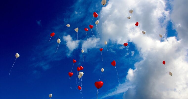 balloons heart sky clouds love 1046658